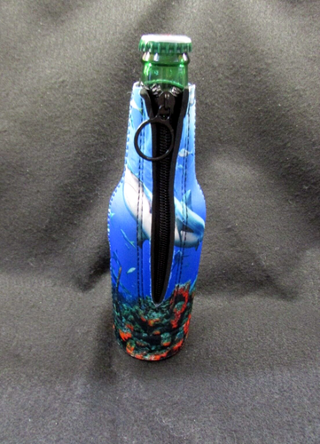 Tiburones Coral Arrecife Cuello Largo Portabotellas Aislador Enfriador Cerveza Koozie G16 - Imagen 4 de 4