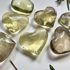 Mini Citrin Herz geschnitzter Kristall: Freude, Fülle & Solarenergie