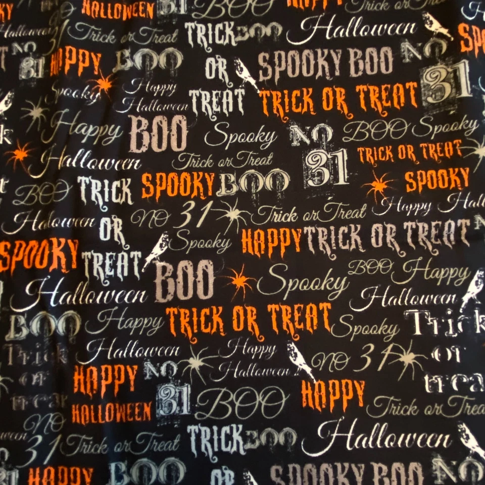 Tela espeluznante con texto de Halloween con estampado de algodón negro Windham Foto 4 de 4