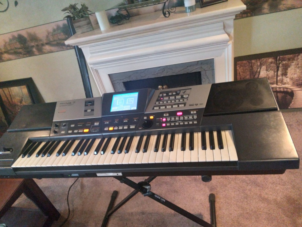 Roland VA-76 arranger keyboard, 76 keys in good condition