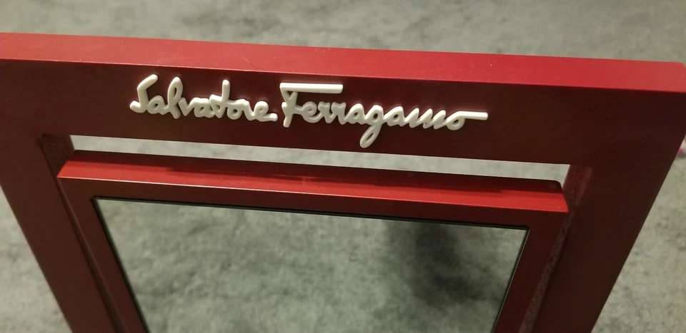 GAFAS DE SOL SALVATORE FERRAGAMO ACERO INOXIDABLE ROJO MADERA SOPORTE DE EXHIBICIÓN ESPEJO Foto 2 de 3