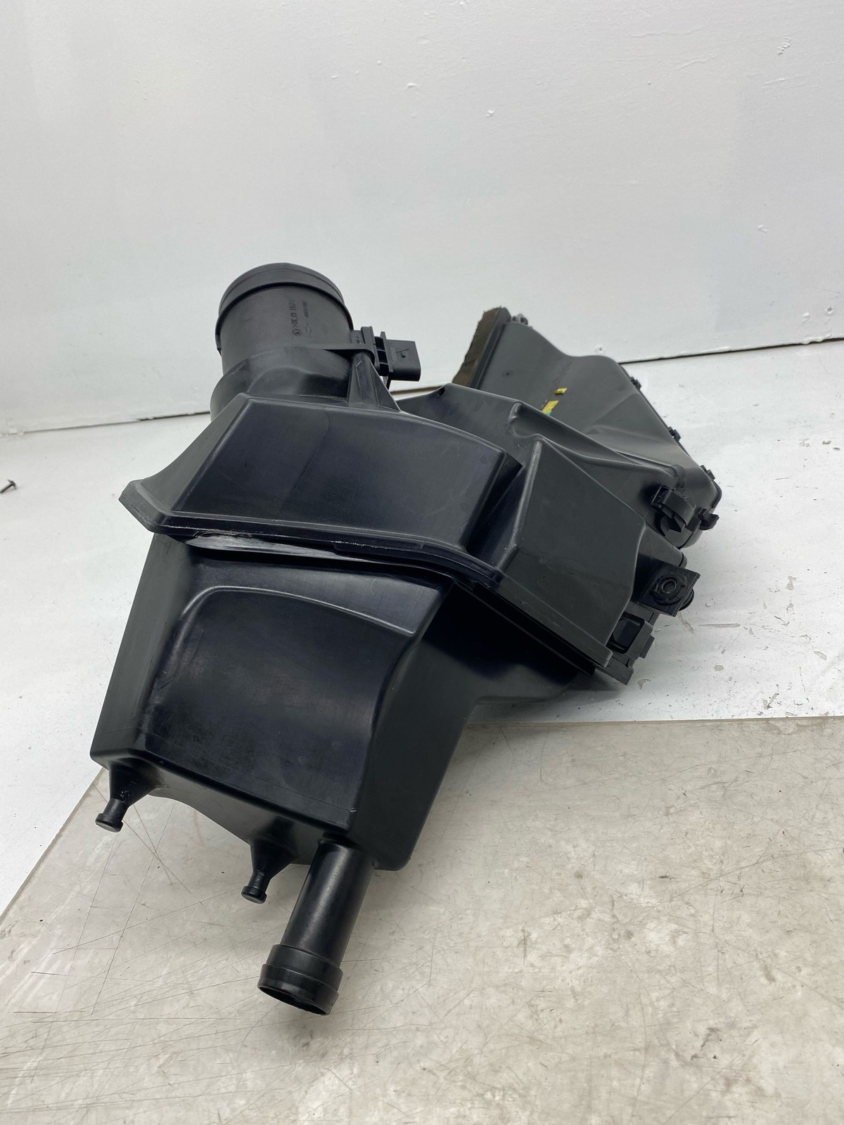 2010-2020 BENTLEY MULSANNE 6.8L RWD FRONT LEFT AIR FILTER HOUSING TUBE 3Y0129568