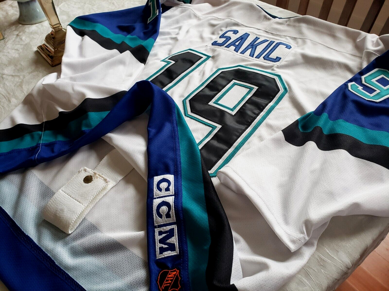 No Tariffs! Quebec Nordiques Joe Sakic 95/96 The Shelved Wolf White Jersey 52