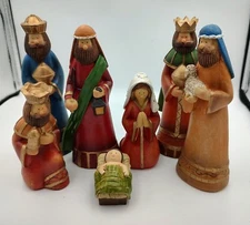Delton Products Fine Collectables 7 Piece Traditional Nativity Set