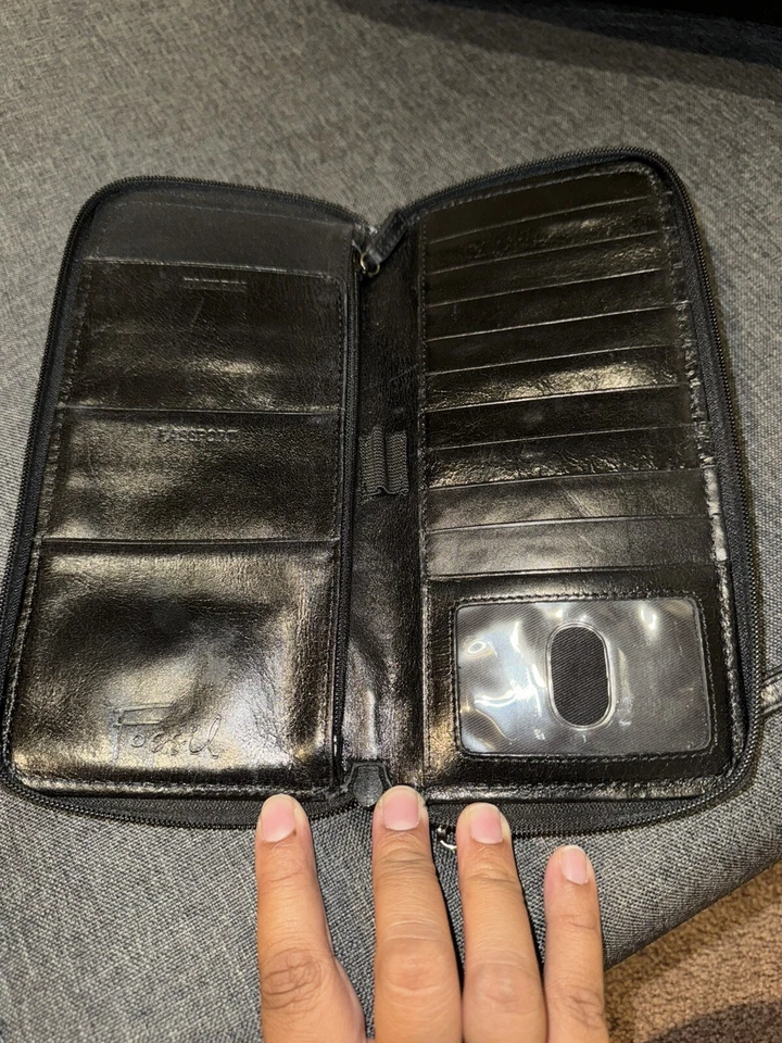 Muñequera con cremallera de viaje retazos de gamuza cuero negro soporte pasaporte fósil de colección C Foto 4 de 4