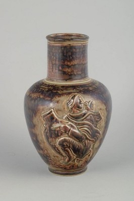 Jais Nielsen für Royal Copenhagen. Steingut Vase mit gesungener Glasur....