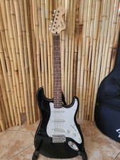Chitarra Strat Squier di Fender realizzata in Indonesia s/n ICS16127083 con custodia