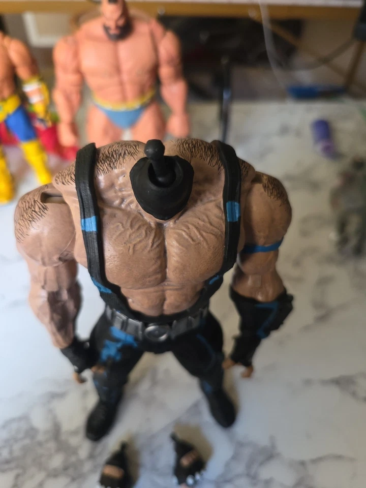 Figura de acción suelta McFarlane DC Bane vs Knightfall Batman Megafig Bane azul Foto 4 de 4
