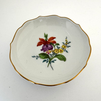 Meissen Porzellan Ziertellerchen, handbemalt Blume 2, Goldrand