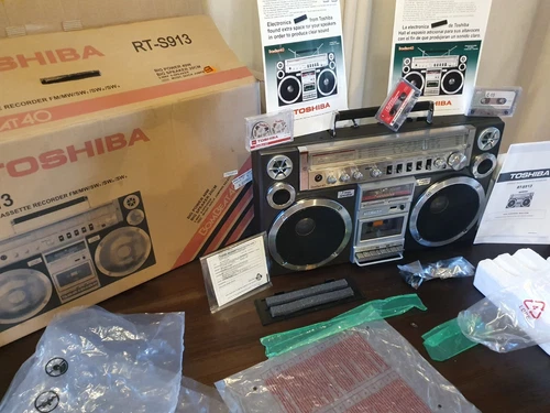 VIDEO! NEW TOSHIBA RT-S913 Radio Cassette BOOMBOX Ghettoblaster METAL 110-220v