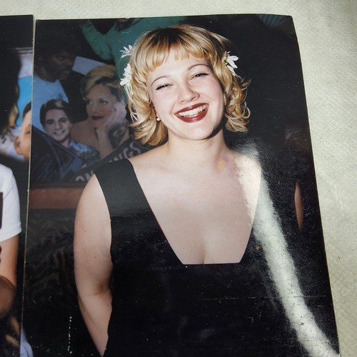 1990er 4x6 Fotos Drew Barrymore Planet Hollywood Orang-Utan Blumen Promi - Bild 4 von 7