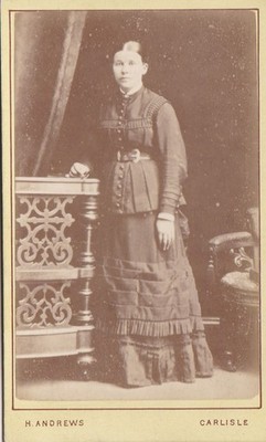 CDV FOTO - DAMEN - LANGES MODEKLEID, GÜRTEL VON H. ANDREWS, CARLISLE