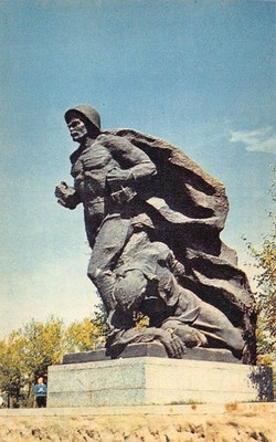 B327 Russia Volgograd Motherland Calls Soldiers Monument postcard