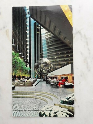 San Francisco:Blick auf Aufzug an der Hauswand im Hyatt Regency Center, ungelauf