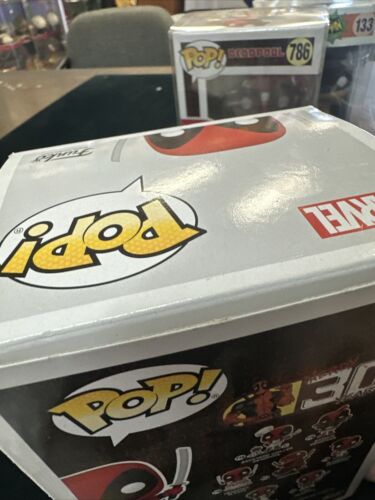Funko Pop Marvel Deadpool 30 Aniversario Deadpool en Pastel de Cumpleaños Figura #776 - Imagen 12 de 17