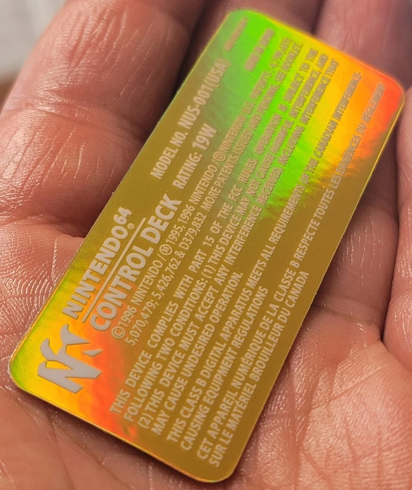 1 PEGATINA ETIQUETA DE TEXTO HOLO BLANCO NINTENDO 64 N64 CONTROL DECK NUS-001 (USA) DORADO🏷 HOLO Foto 2 de 4