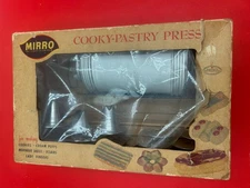 Vintage Mirro Spritz Cookie Pastry Press 12 Discs 3 Tips Box.  3N