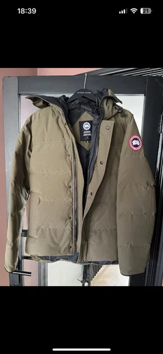 Cappotto parka Canada Goose MacMillan verde militare.