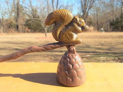 CAST IRON SQUIRREL HOLDING NUT ACORN WITH PINECONE CANDLE SNUFFER EXTINGUISHER
