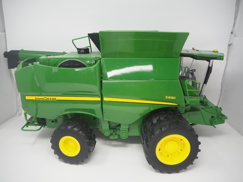 John Deere 1:16 Scale S690 Combine with Corn and Draper Head - Picture 4 of 8
