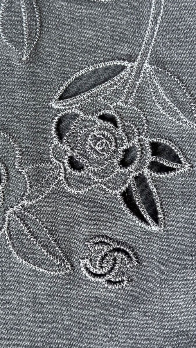 $3450 2024 24P CHANEL GRAY JEANS CC LOGO EMBROIDERED DENIM $3450 2024 24P CHANEL GRAY JEANS CC LOGO EMBROIDERED DENIM