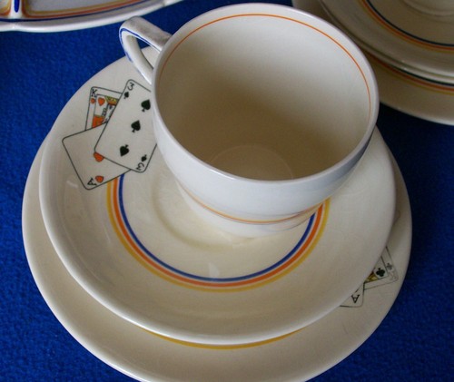GRAYS POTTERY CUPS & SAUCERS, PLATES & SERVING DISH SUNBUFF PLAYING CARDS ARTDEC - Picture 13 of 15