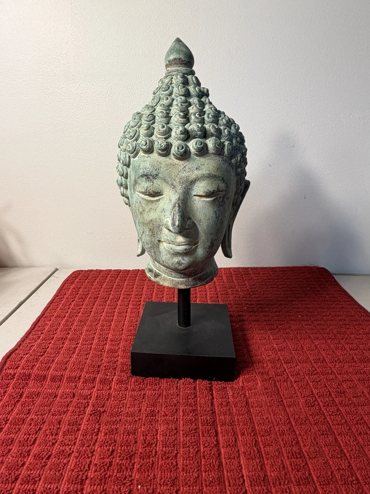 Vintage Thai Sukhothai style Cast bronze buddha head 11.5 Inches Tall - Image 2 of 4