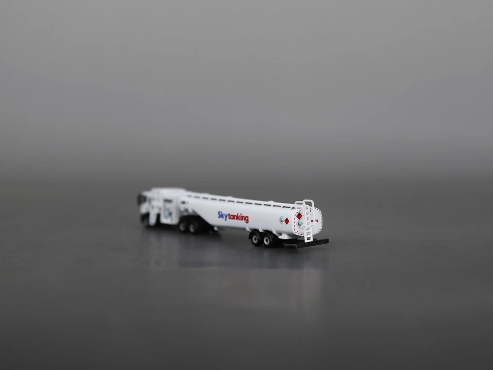 1/200 Aircraft gas refueller Finished Printed 3D Model - Image 3 of 3