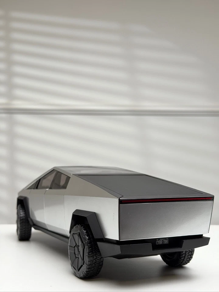 Tesla Cybertruck (Titanium) [Tesla] 1:18 scale - Image 3 of 4