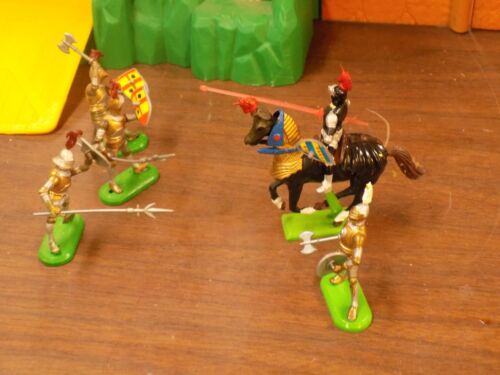 5 Britains Knights 1980's Poseable 1/32nd matching Shields (Feb. listing) - Picture 1 of 8
