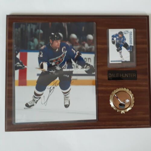 DALE HUNTER WASHINGTON CAPITALS SIGNED 15 X 12  PLAQUE WITH 1998 PINNACLE #201 - Picture 1 of 7