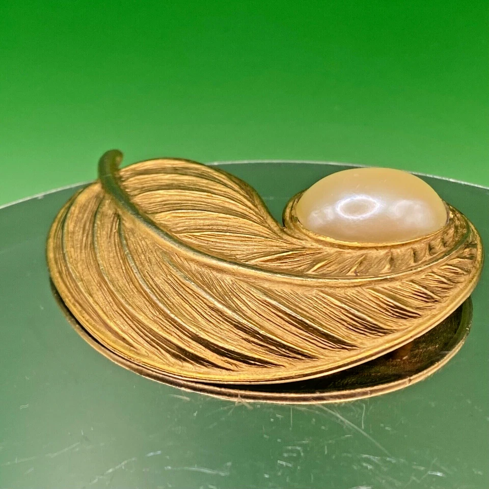 VTG GOLD TONE LEAF FEATHER LARGE FAUX PEARL Big Brooch Retro 60s Grannycore Gift - Image 3 of 4