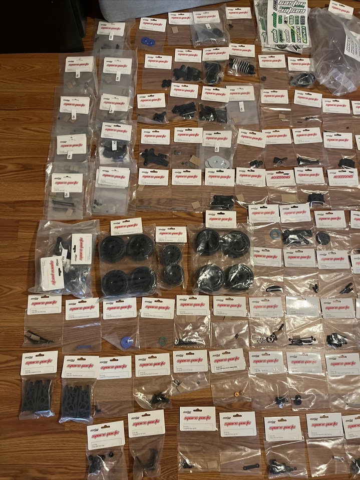 Caster Racing Fusion 遥控哈士奇 2WD S10B 零件套装 192 包车身轮胎 + 更多 — 第 2/4 张图片