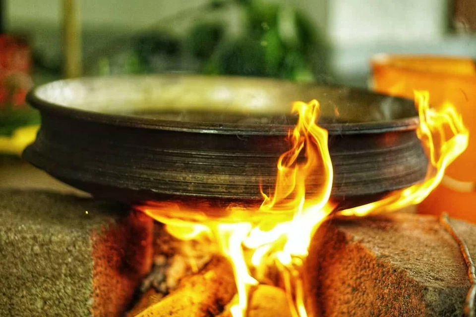 Handmade Urli Bronze Uruli Pot 11 inch Cooking Pot For Chicken Curries, Payasam - Image 4 of 4