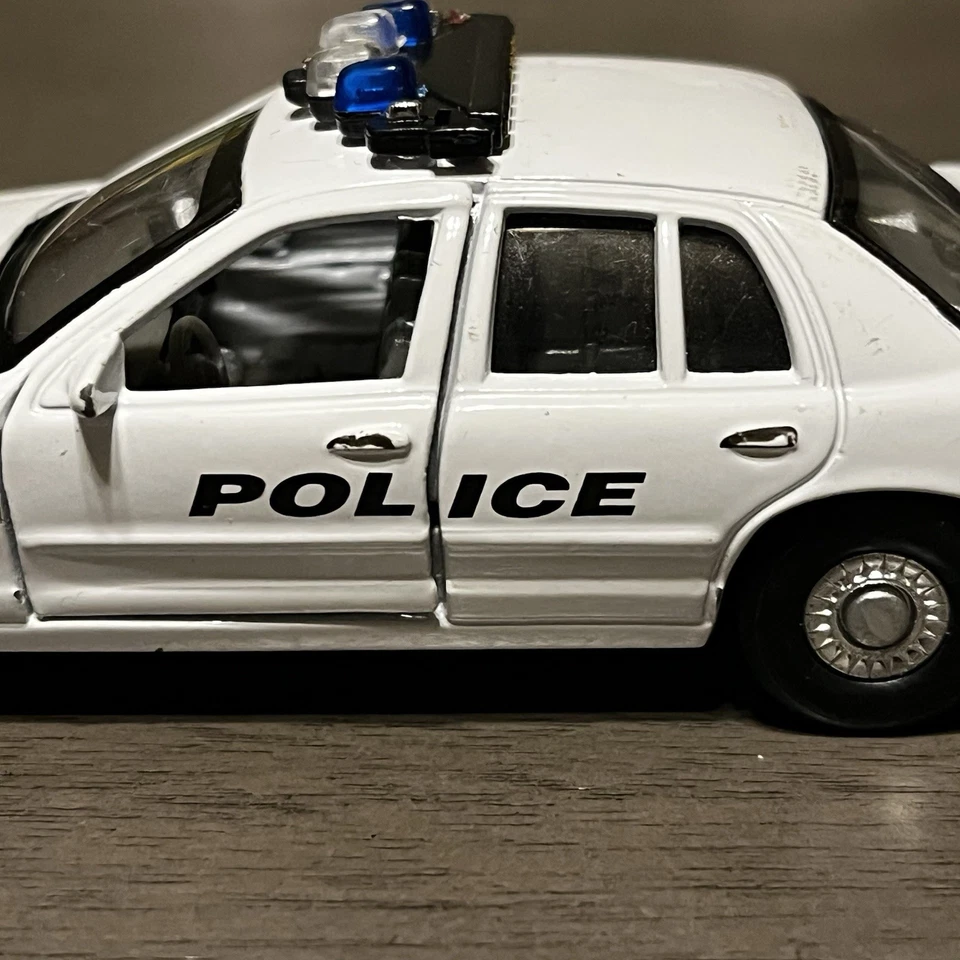 Welly 1/34 1999 Ford Crown Victoria POLICE Diecast Metal Model (#49762PT) - Image 3 of 4