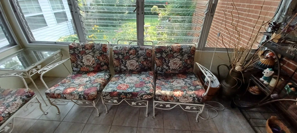 Juego de muebles de patio vintage Woodard de cinco piezas con cojines Foto 2 de 3