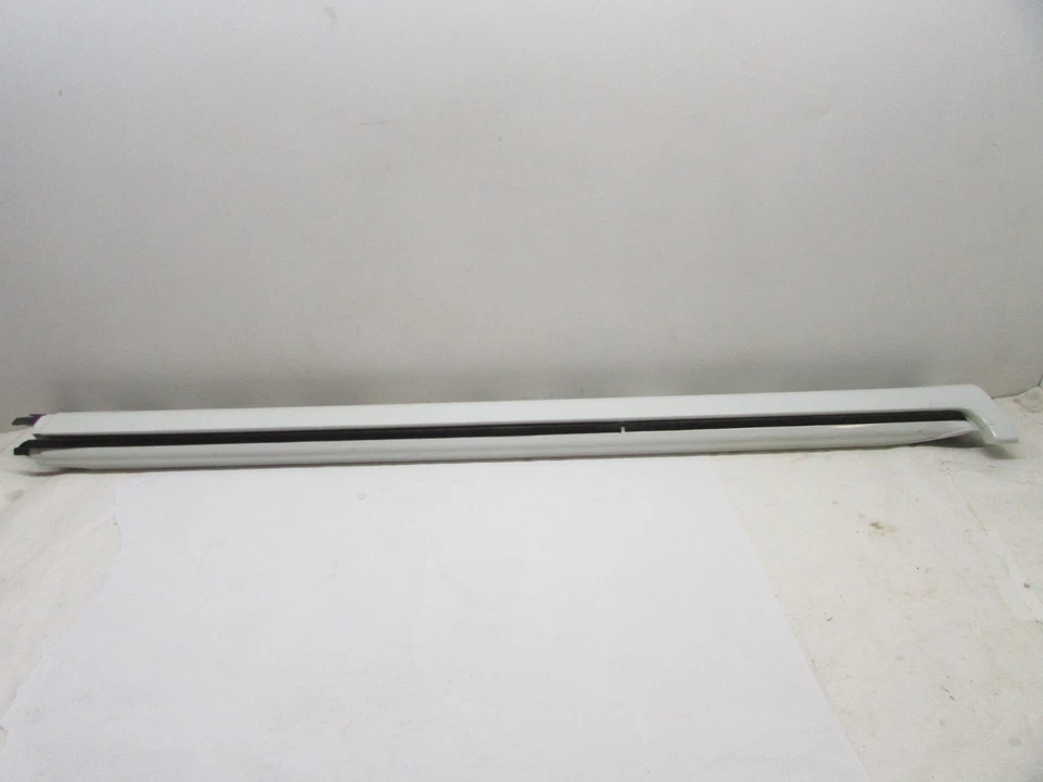 Volvo S60 2008 faldón lateral derecho basculante moldeado blanco 30744338 OEM 05 06 07 08 09 Foto 3 de 4