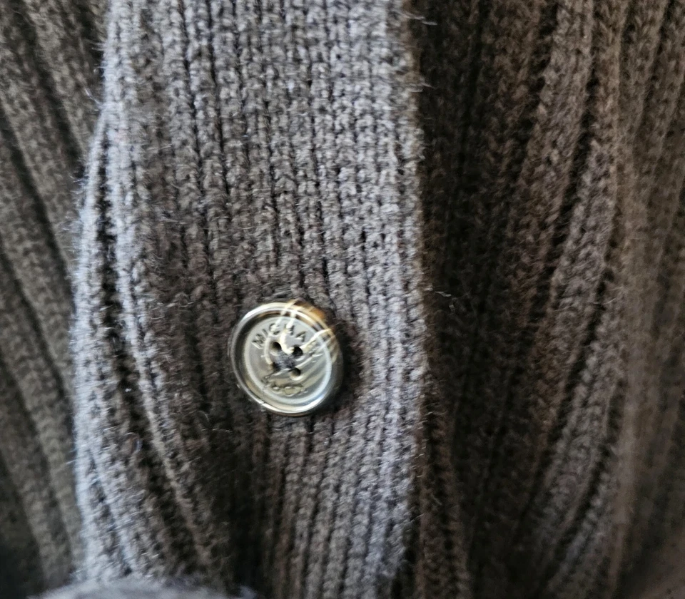 Cardigã suéter Michael Kors preto pele sintética com nervuras tamanho pequeno moda  - Imagem 3 de 4