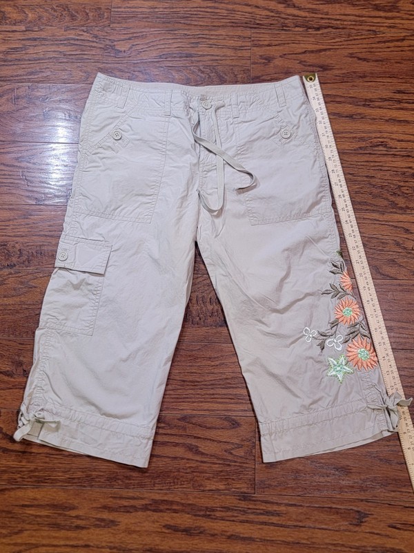 Womens GAP Embroidered Capris Size 8 (C132)