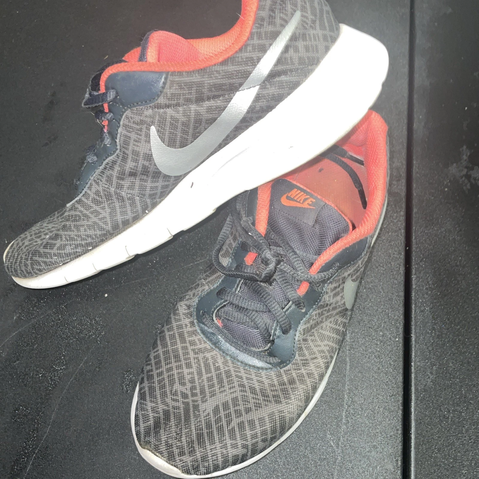 Scarpe da bambina Nike Tanjun Print (GS) antracite platino corallo taglia 5 anni 7 anni nuove con scatola