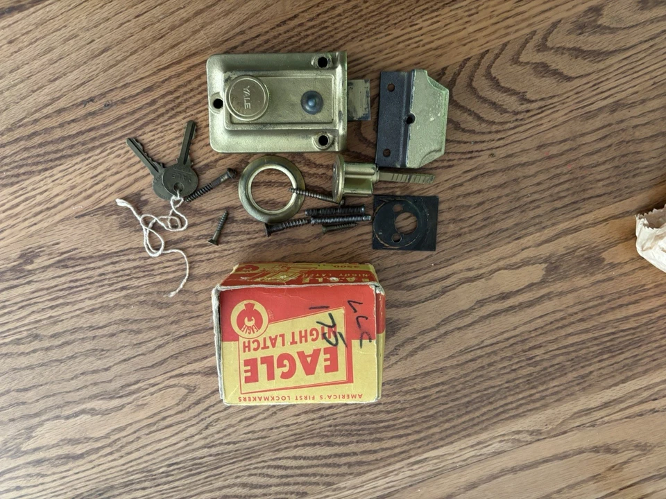 Cerradura de pestillo nocturno y llaves completas Eagle 3500 BL de colección Foto 2 de 2