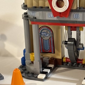 LEGO Cars: Flo's V8 Cafe (8487) 100% complete with instructions  No Box *READ*