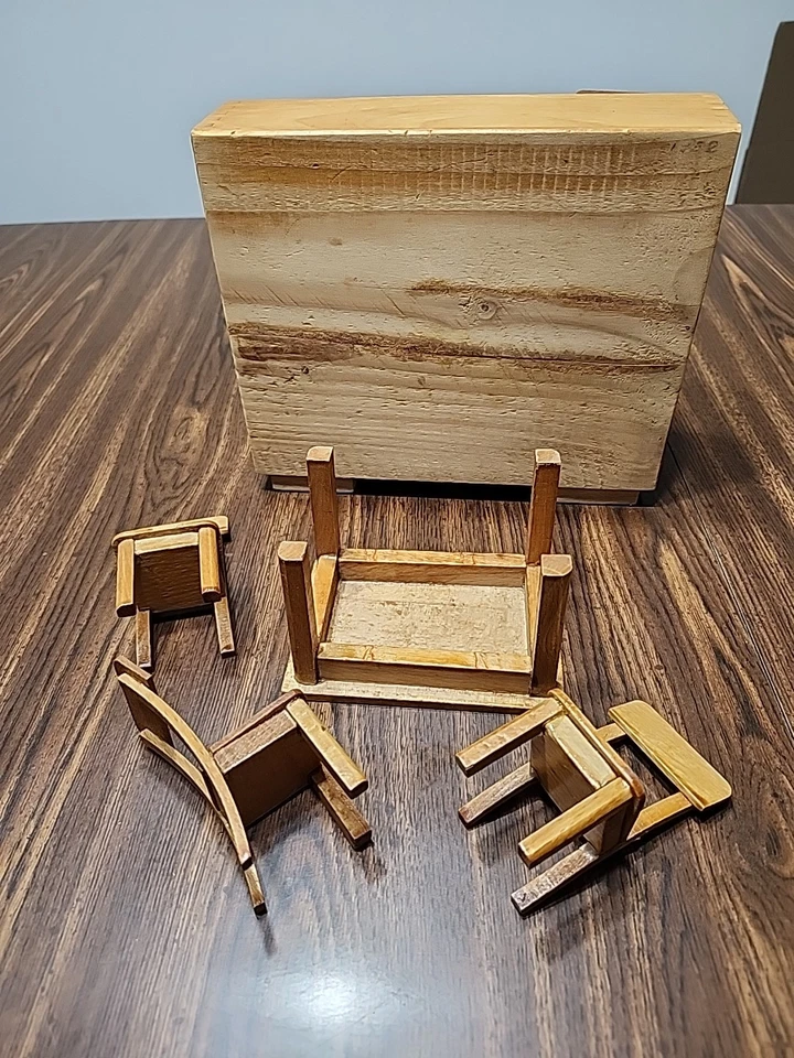 Armario de madera miniatura para casa de muñecas mesa buffet, 3 sillas vintage Hutch 7" X 8"  Foto 4 de 4