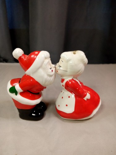 Vintage LEFTON Santa & Mrs Claus Kissing Salt & Pepper Shakers 3 1/2" Tall