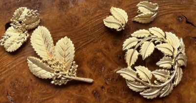 CROWN TRIFARI GOLD TONE 2 BROOCHES/PINS AND EARRINGS SETS LOT VINTAGE LEAVES