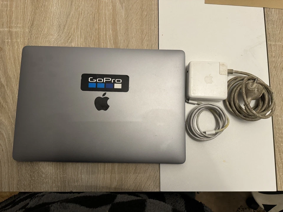 Apple Macbook Pro 15.4 Inch Keyboard Illuminated 2016 (Discoloured Screen), photo 3 of 5