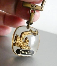 Ancien porte clé Bourbon Yumbo Pelleteuse Bull Engins de Chantier, Ann. 60