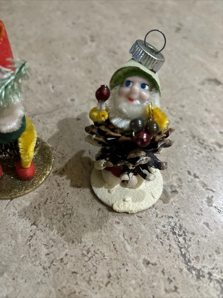 Juego de 3 Enanos de Navidad Brite Brillantes de Colección en Piñas  Foto 4 de 4