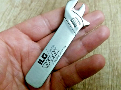 Lighter, adjustable wrench, Deras