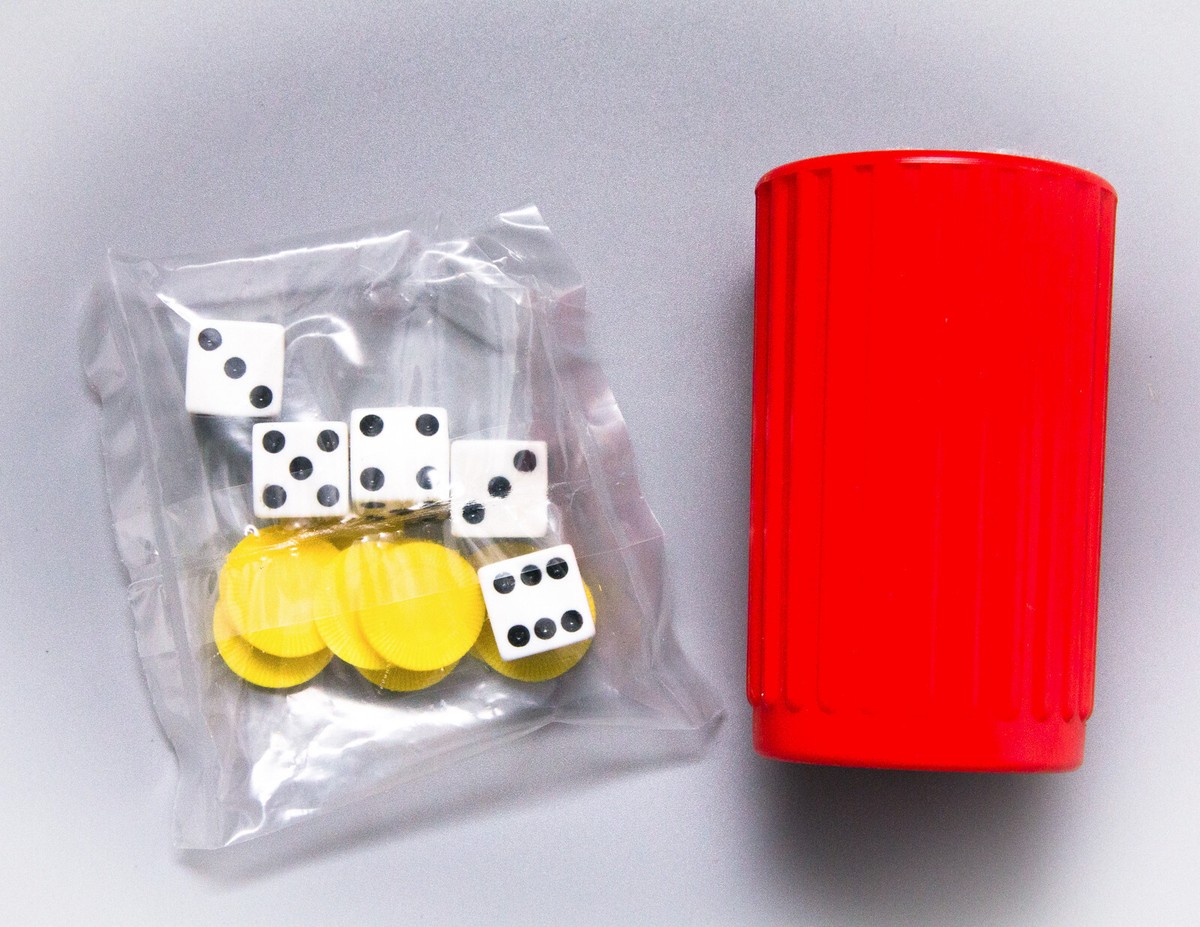 Vtg. 1998 Hasbro YAHTZEE Dice Game | Complete in Box Vtg. 1998 Hasbro YAHTZEE Dice Game | Complete in Box